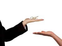 US Mortgage Rates Decline, Homebuilder Sentiment Rises Amid Economic Uncertainty: