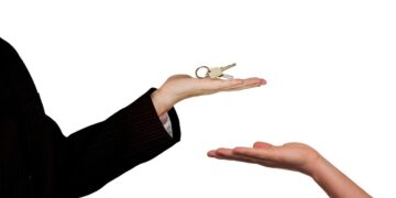 US Mortgage Rates Decline, Homebuilder Sentiment Rises Amid Economic Uncertainty: