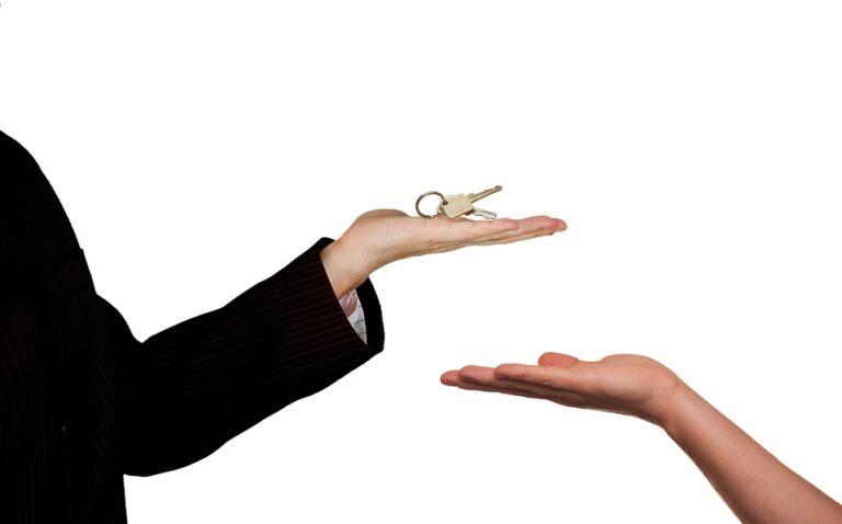 US Mortgage Rates Decline, Homebuilder Sentiment Rises Amid Economic Uncertainty: